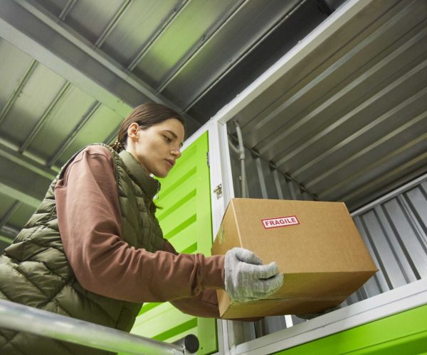 woman-shipping-parcels-2026-03-19-09-30-28-utc-1.jpg